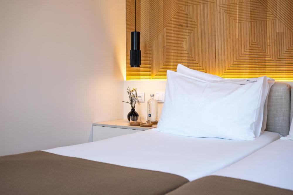 Deluxe Twin Room with City View interior